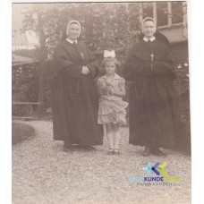 br106 Triny met twee tantes (nonnen) 20-08-1928